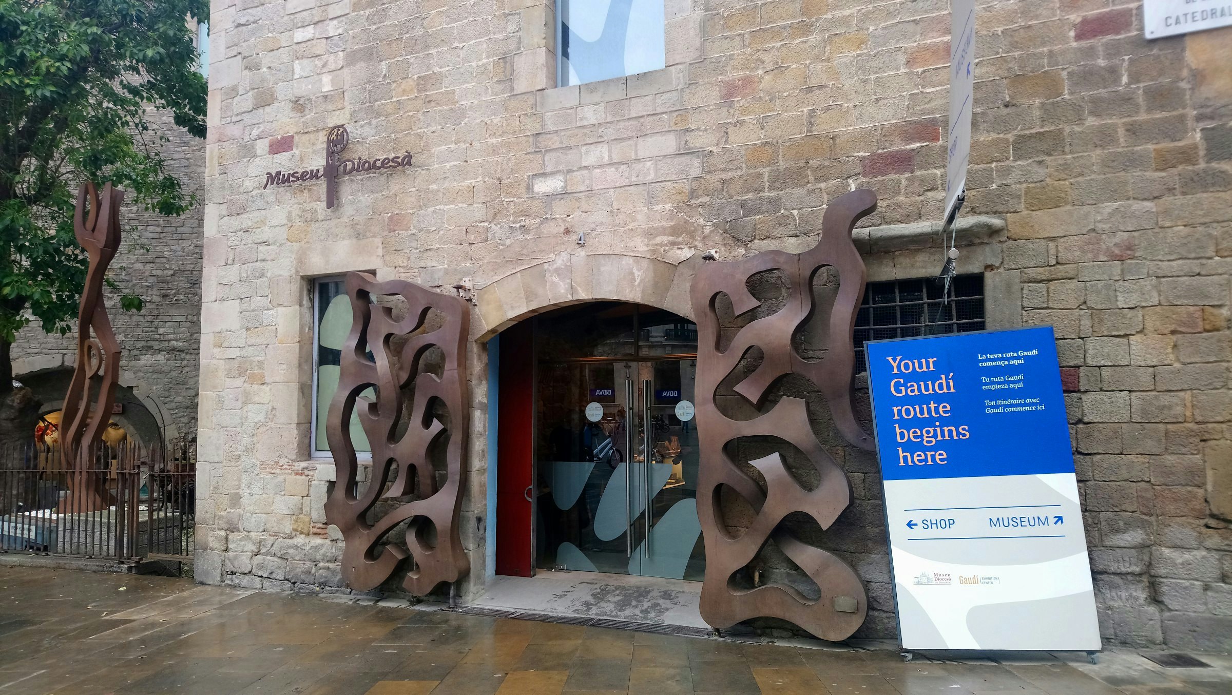 Facade of the Museu Diocesà/Gaudí Exhibition Center