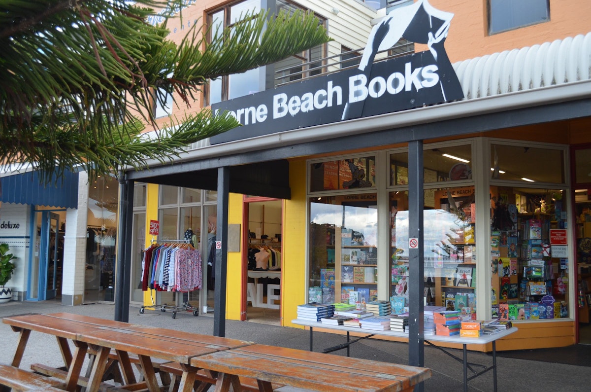 Exterior shot of Lorne Beach Books on Lorne's main street.