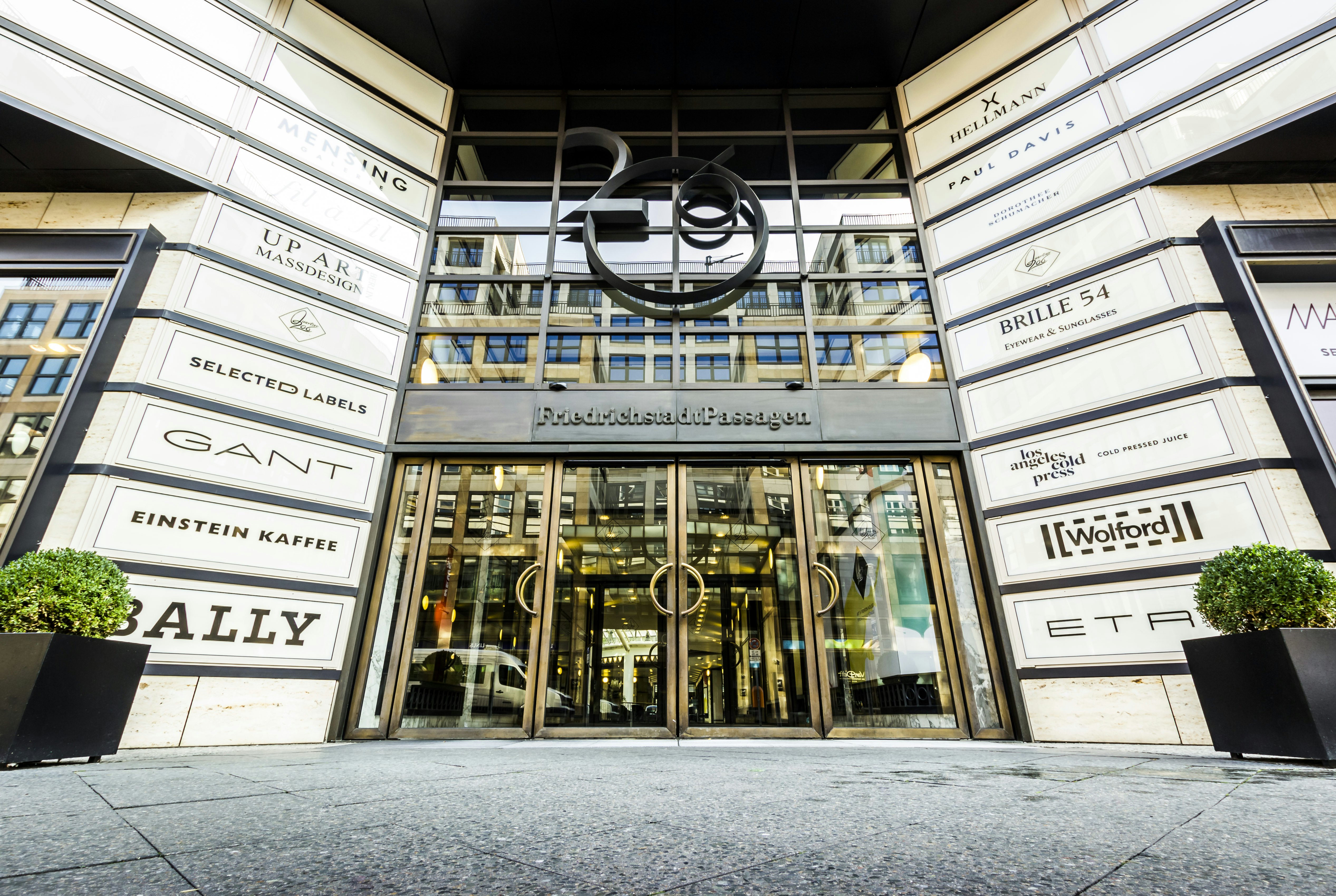 Friederichstadtpassagen, Shopping