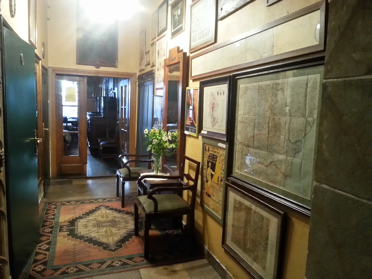 Klezmer-Hois, hallway in the building leading to restaurant and cafe full of antique furnishings