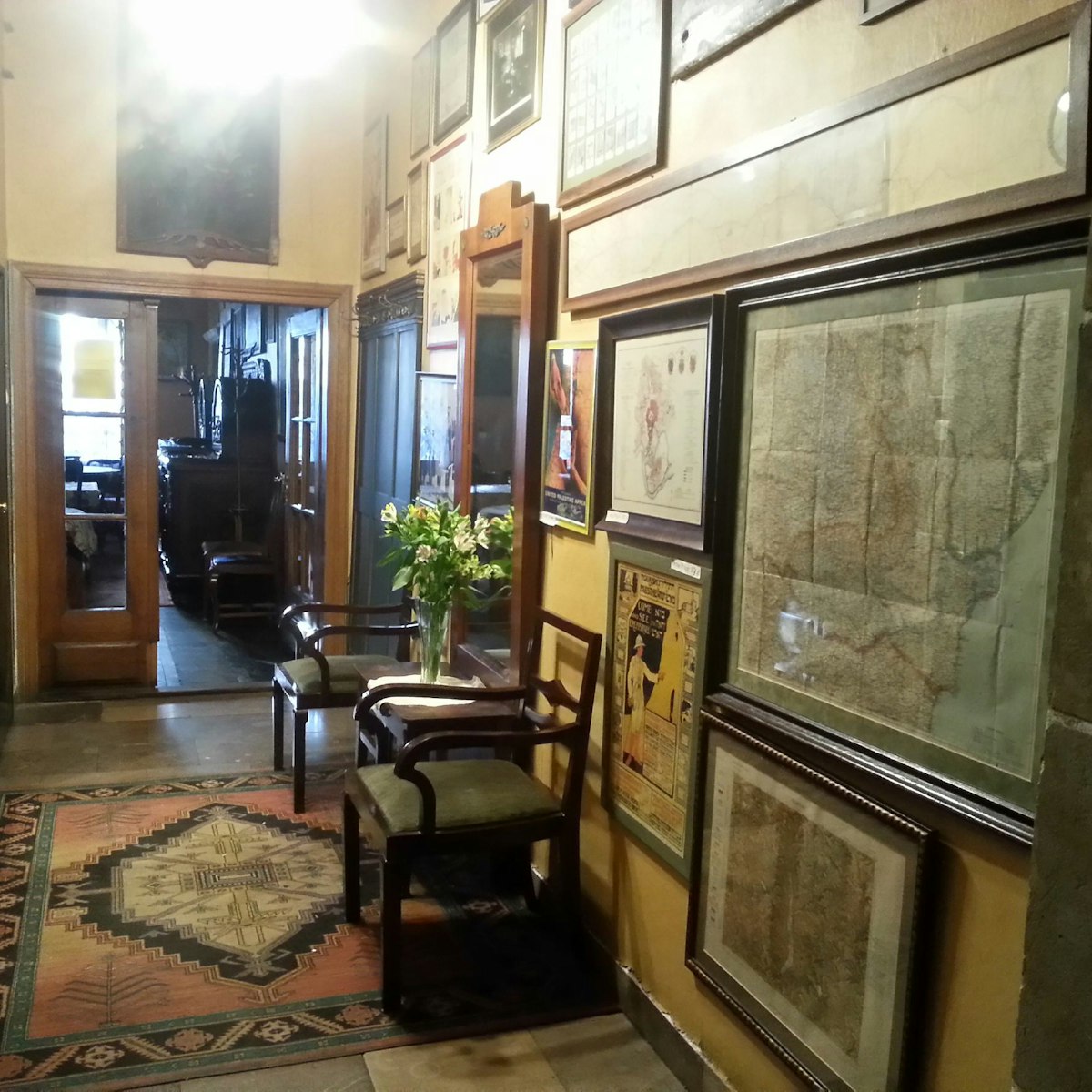 Klezmer-Hois, hallway in the building leading to restaurant and cafe full of antique furnishings