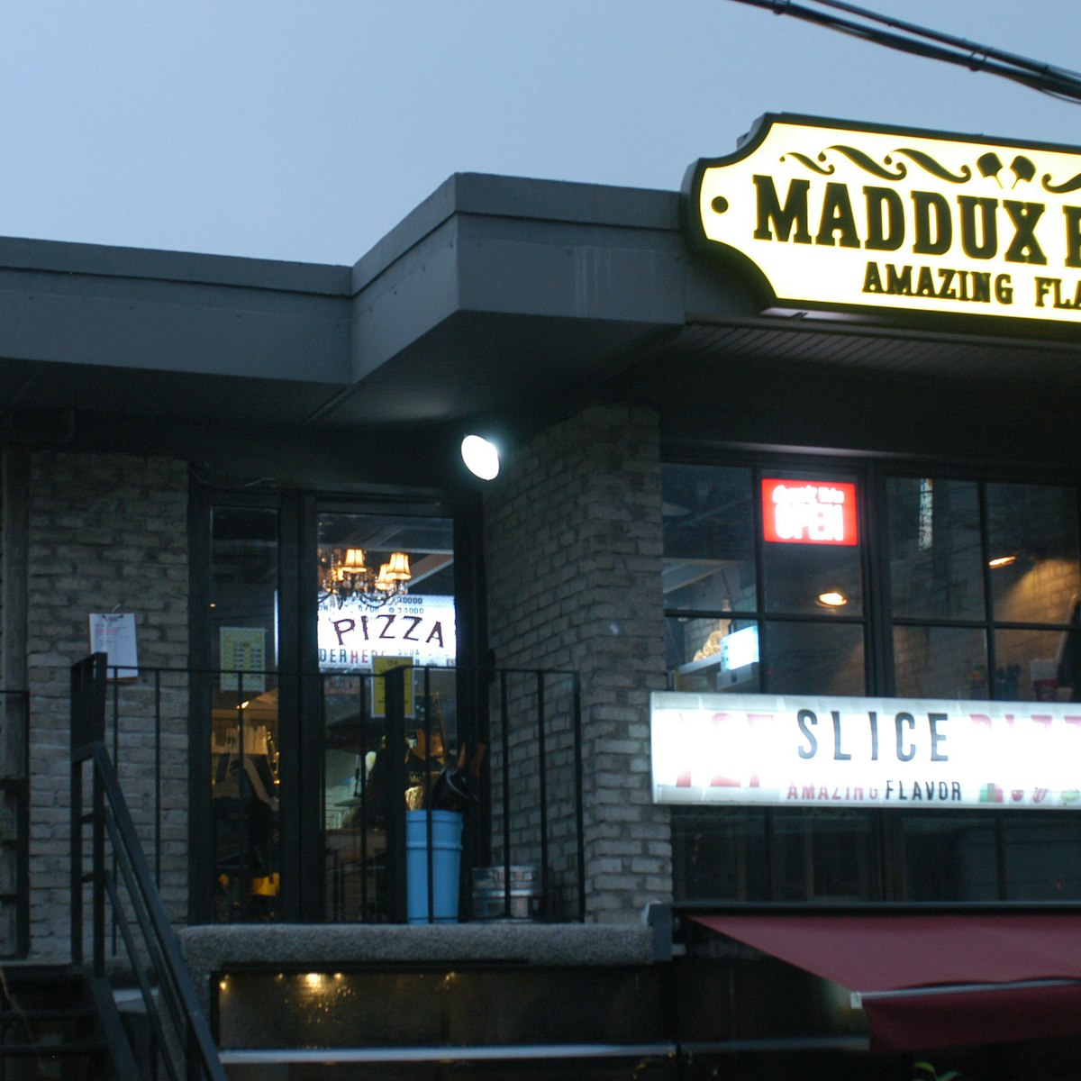 Maddux, pizza shop exterior