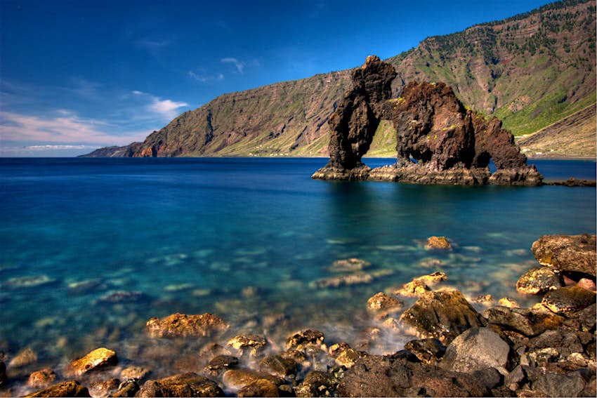 白天长时间在Bonanza Rock上使用黑色的滤清器，Canarias El Hierro Island。