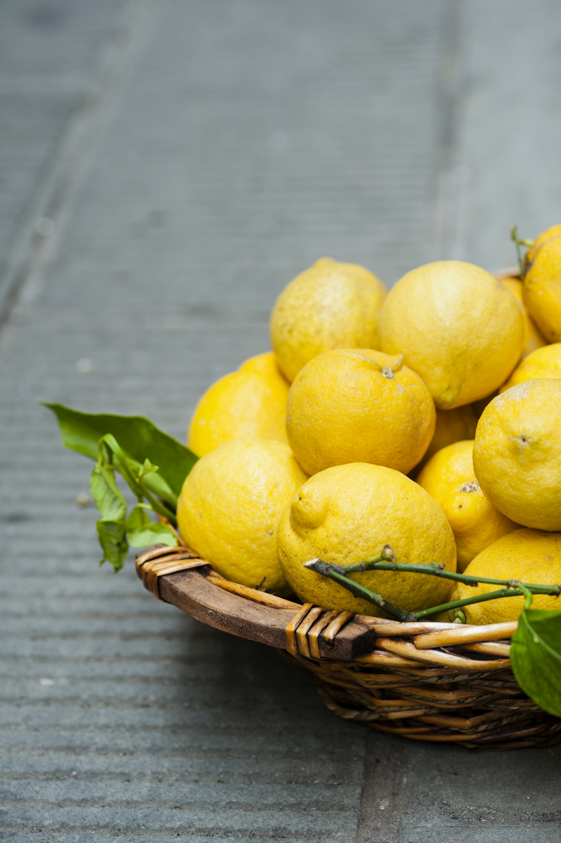 A bowl full of lemons. 