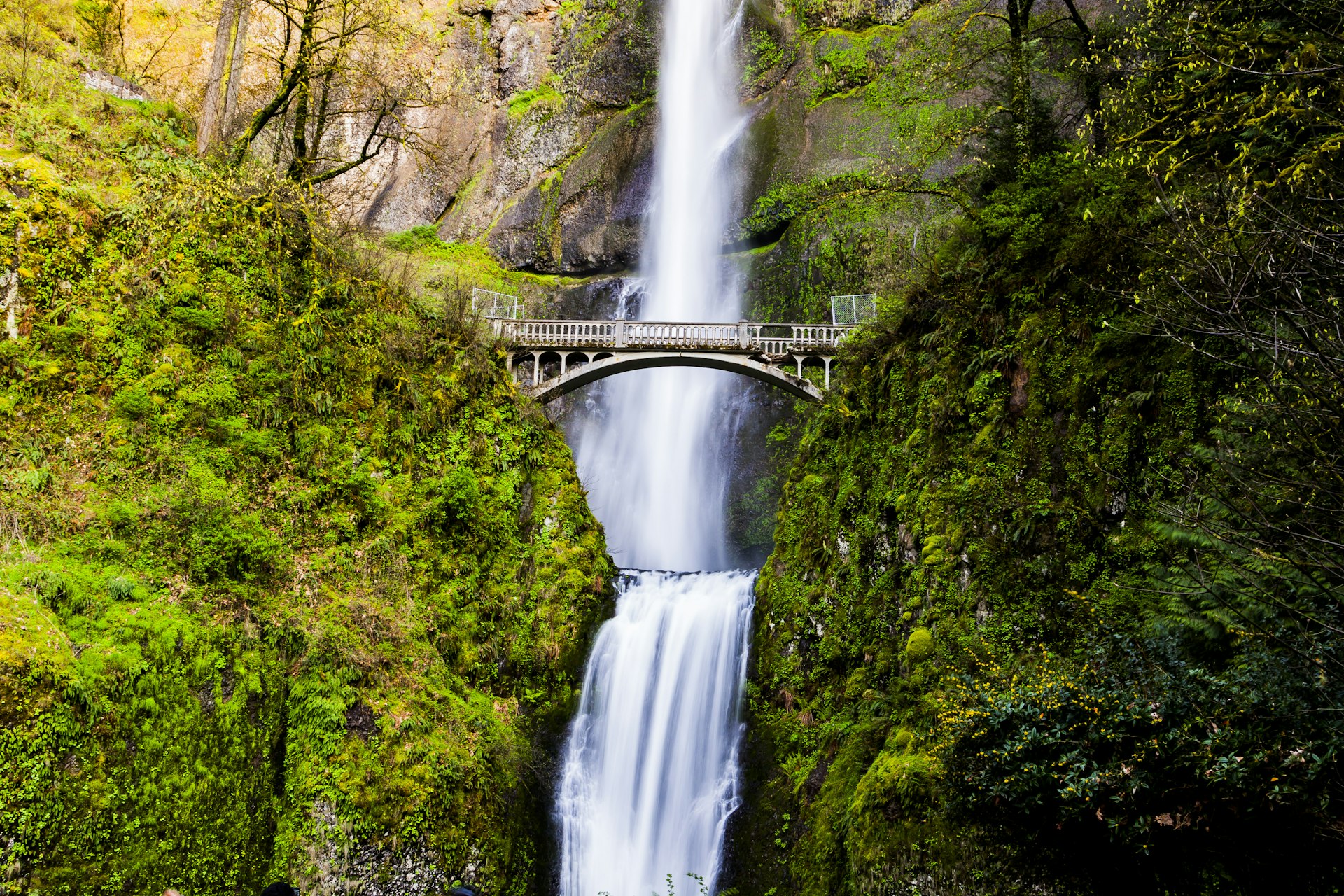 De ikoniska Multnomah Falls i Columbia River Gorge finns på många Portland-besökares listor att se måste av en anledning