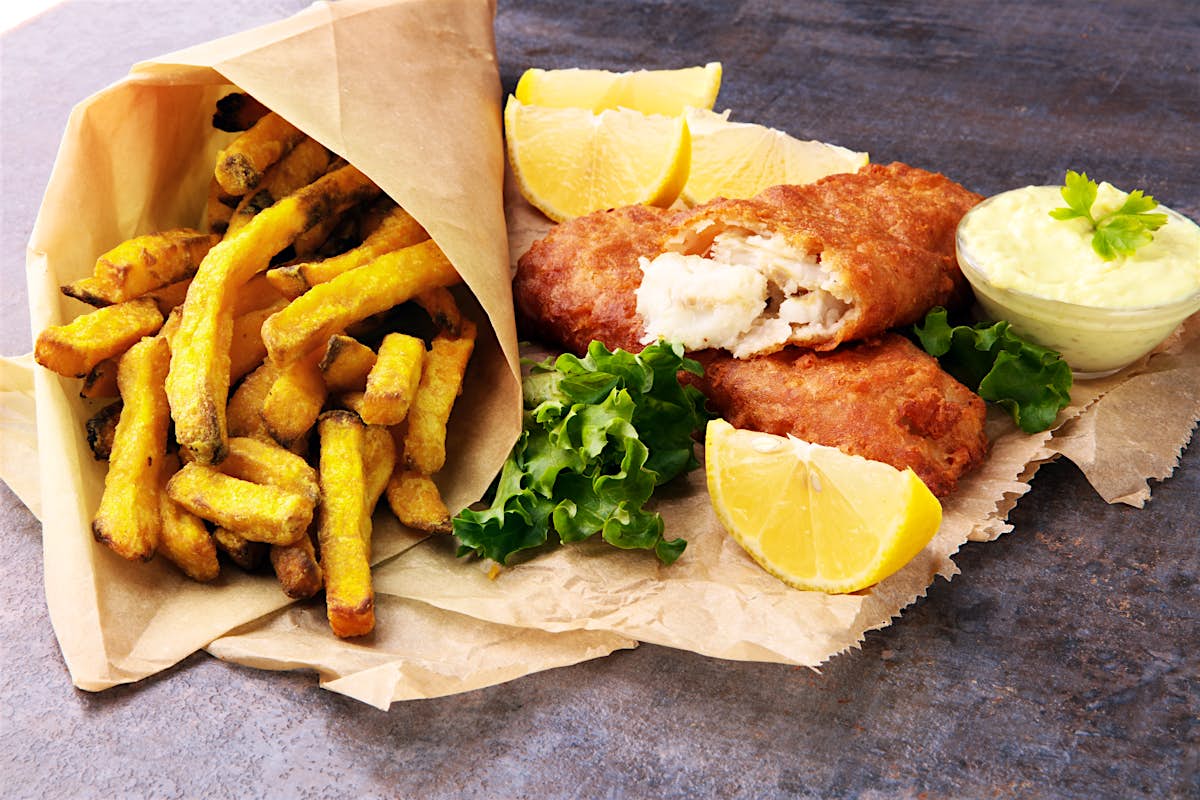 Рыба в британии. Великобритания Fish Chips. Фиш энд чипс Британия. Фиш и чипс в Англии.