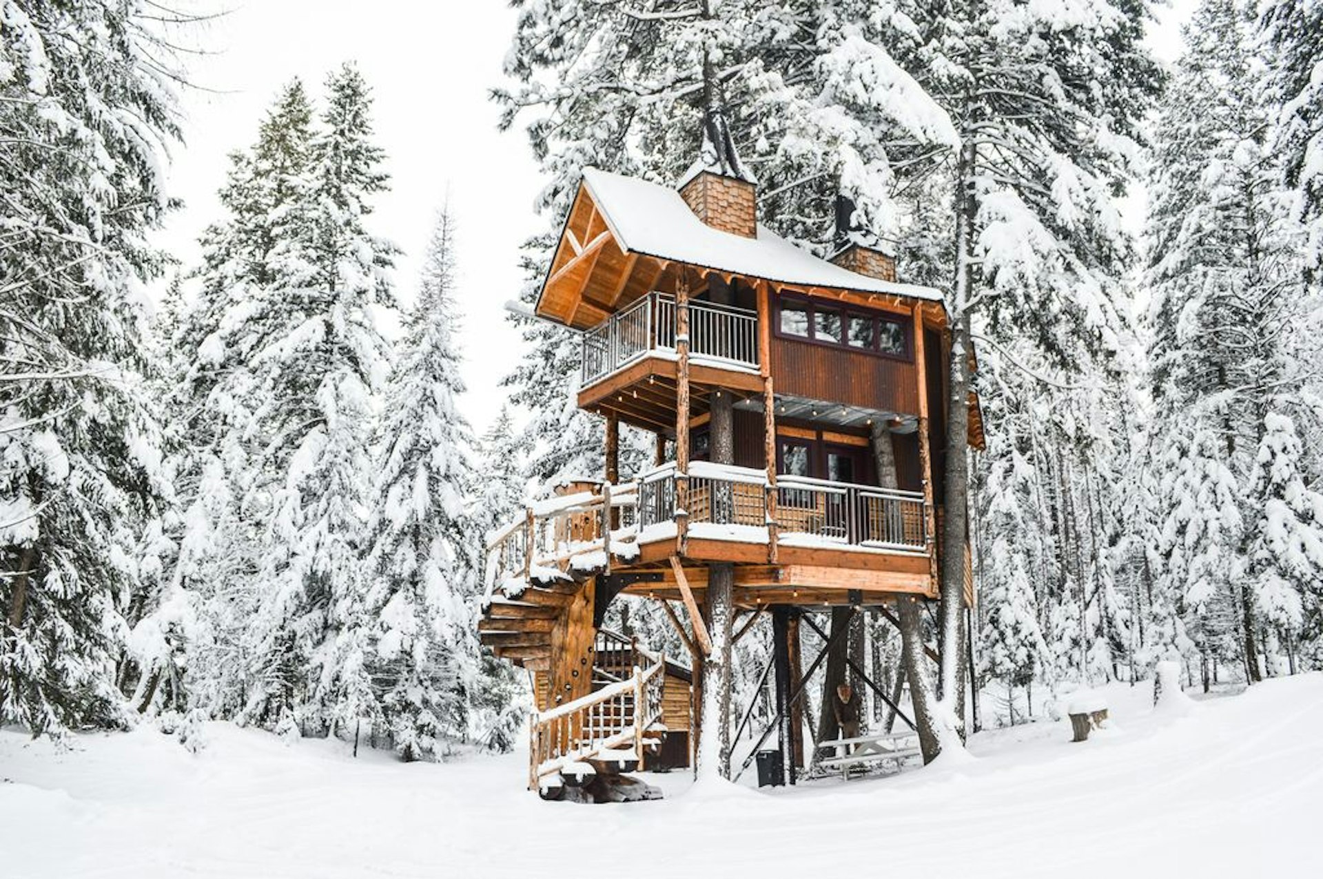 Luxury Treehouse Retreat in a snowy forest in Halfmoon, Montana