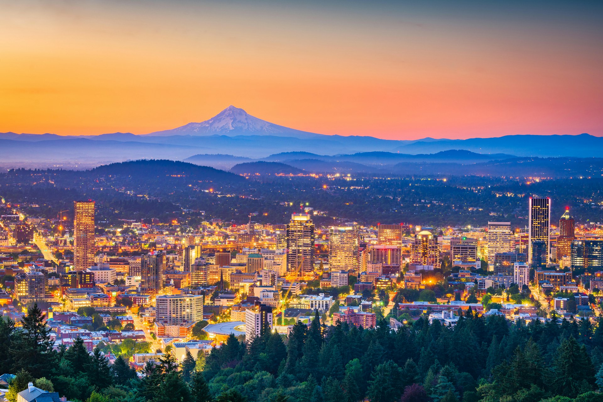 Portland, Oregon, USA silhuett i skymningen med Mt. Hood i fjärran.