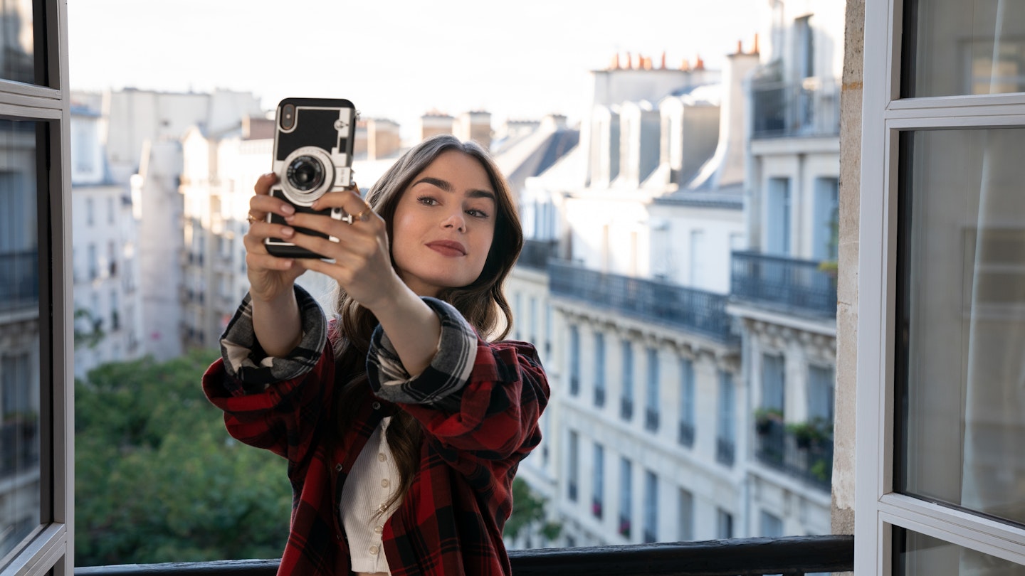 EMILY IN PARIS (L to R) LILY COLLINS as EMILY in episode 101 of EMILY IN PARIS Cr. STEPHANIE BRANCHU/NETFLIX © 2020