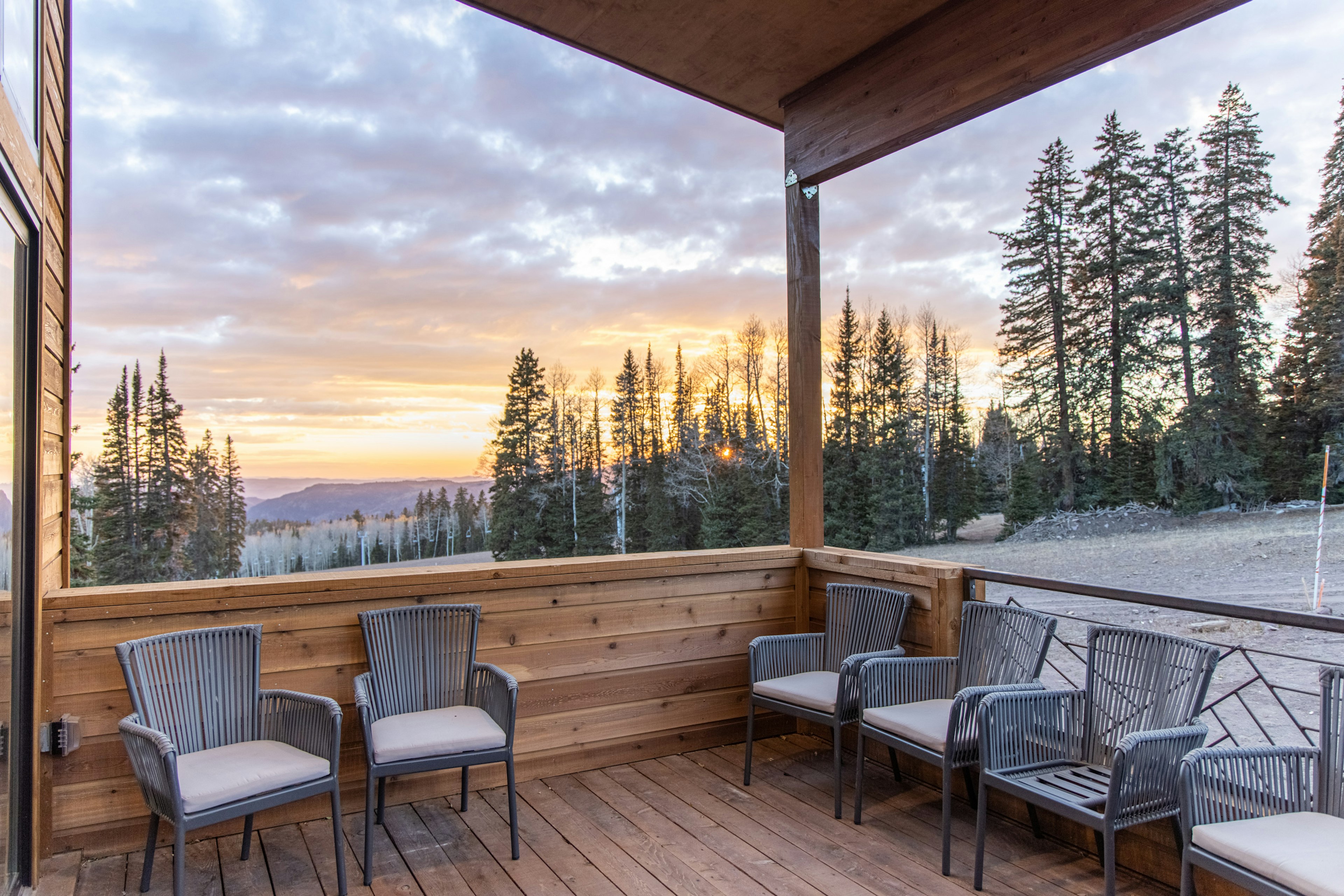 The veranda of a house at Eagle Point in Utah overlooking snowy mountains