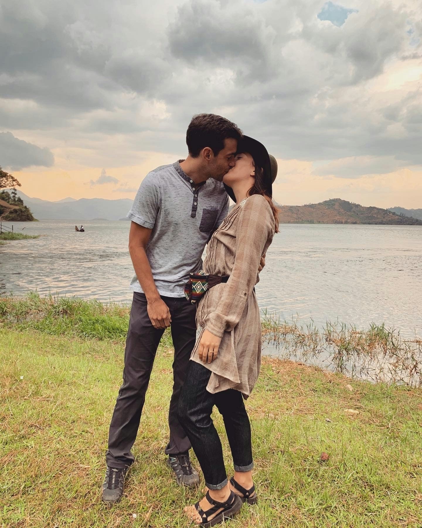 Melany and Corey Rabideau kissing by the sea