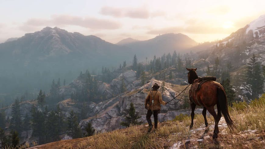 Huvudpersonen från videospelet Red Dead Redemption 2 och hans häst står på en kulle med utsikt över vilda västerns böljande kullar och ökenlandskap.