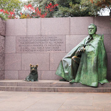 WASHINGTON, DC - NOVEMBER 16, 2014: The statue of Franklin Delano Roosevelt and his dog on the National Mall in autumn is a major tourist attraction.
