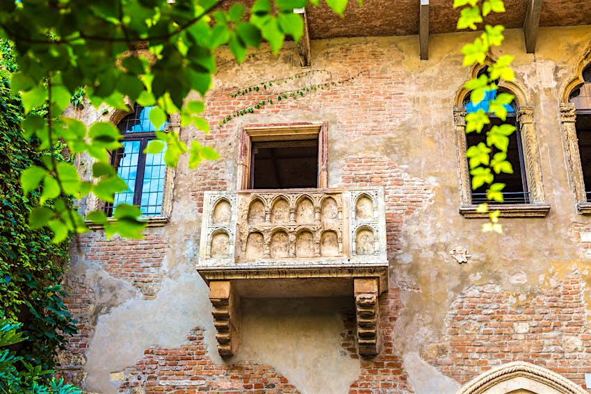 罗密欧和朱丽叶在朱丽叶的房子的阳台在维罗纳。