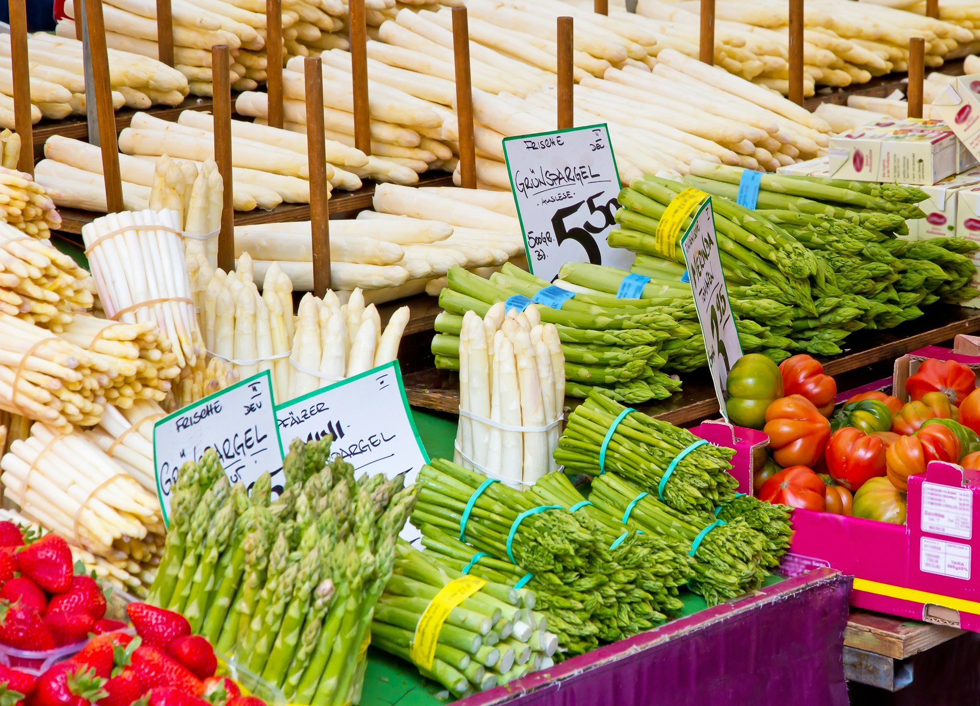 Grön och vit sparris utställd på en tysk marknad. 