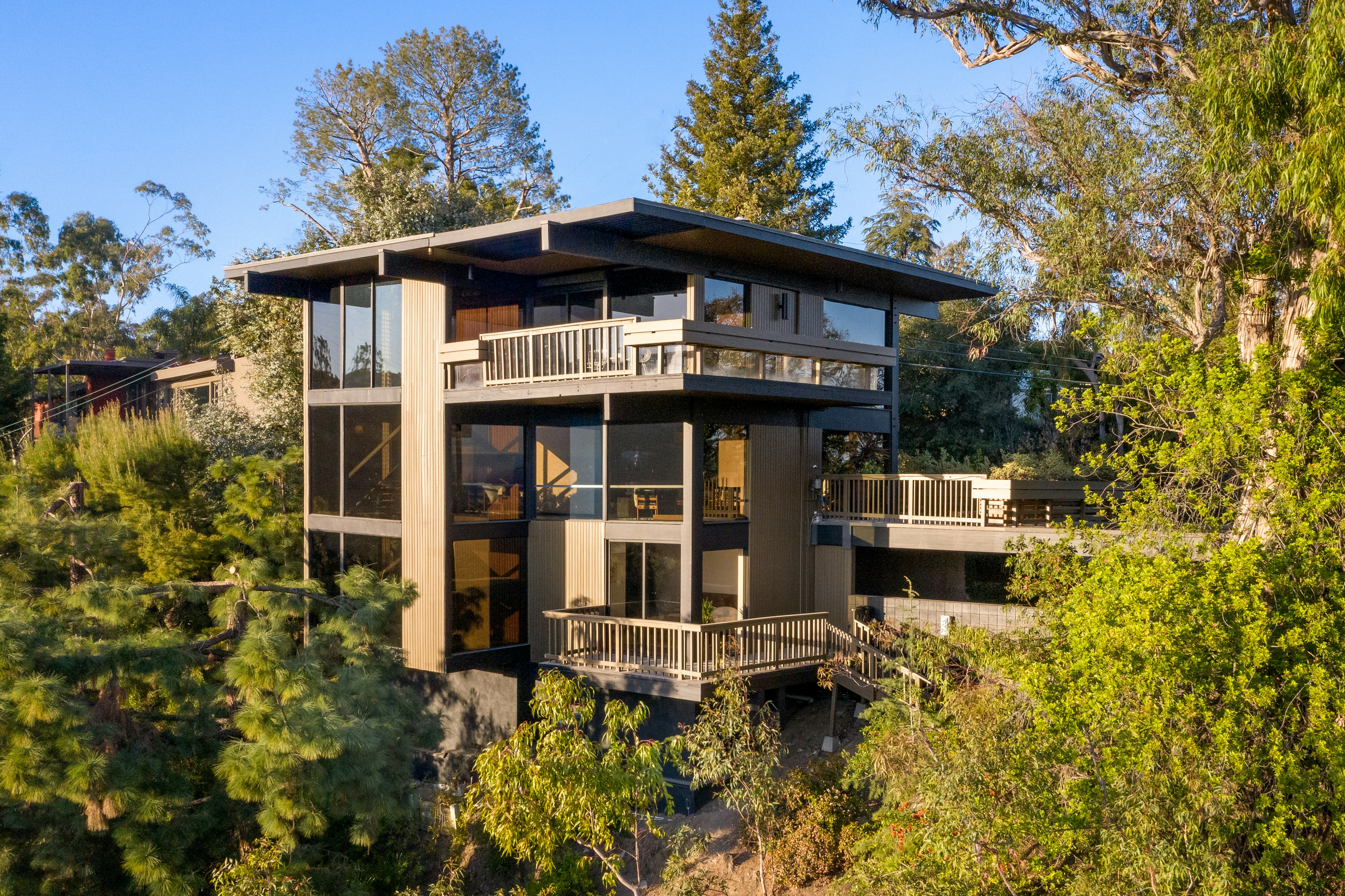 A modern home set amongst the trees in Crestwood Hills, Los Angeles