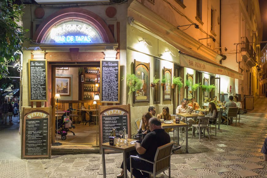 Spanien på sommaren handlar om att äta och dricka utomhus, särskilt på platser som gamla Sevilla.