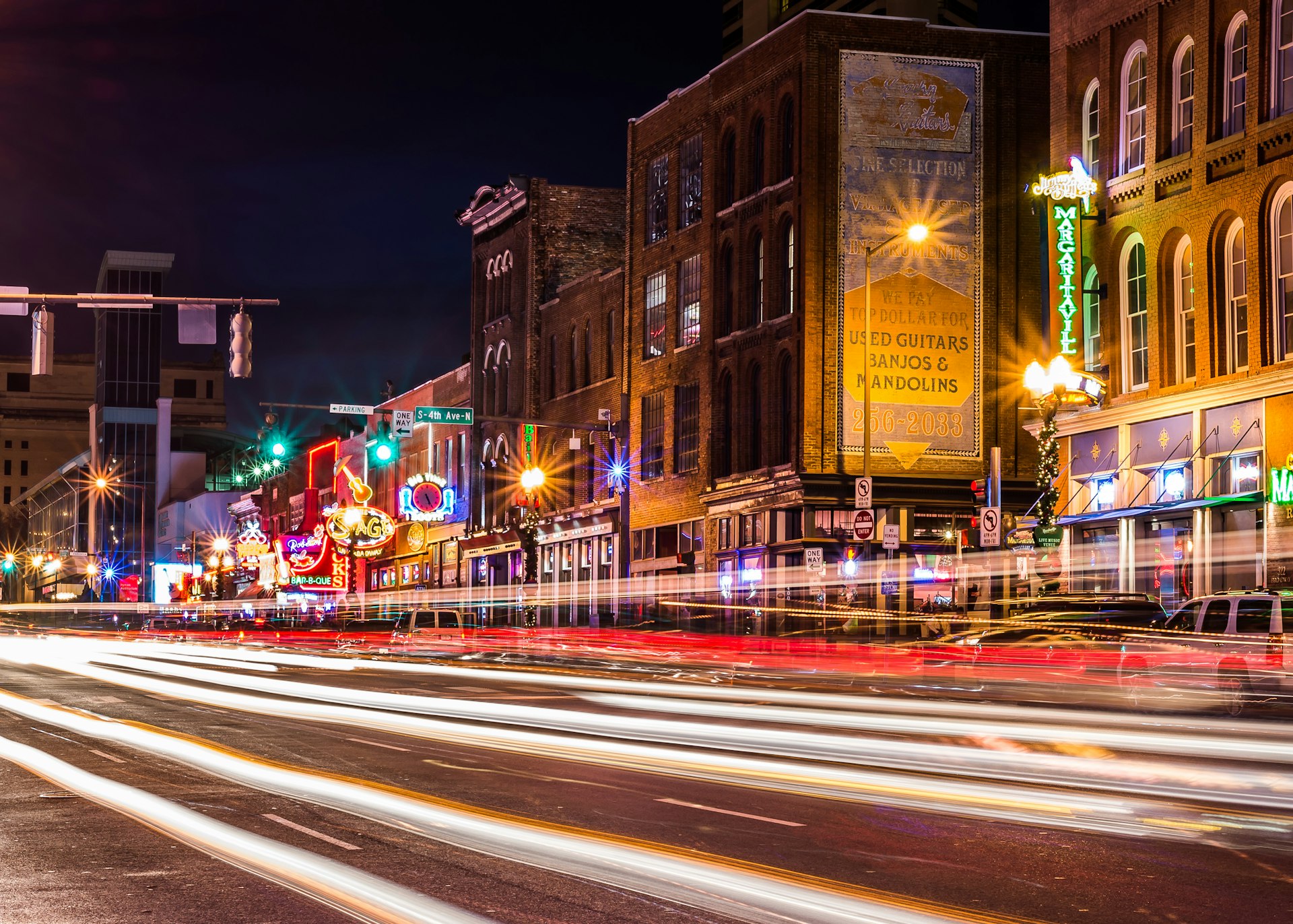 Neonljus lyser upp Broadway-remsan i Nashville, Tennesse