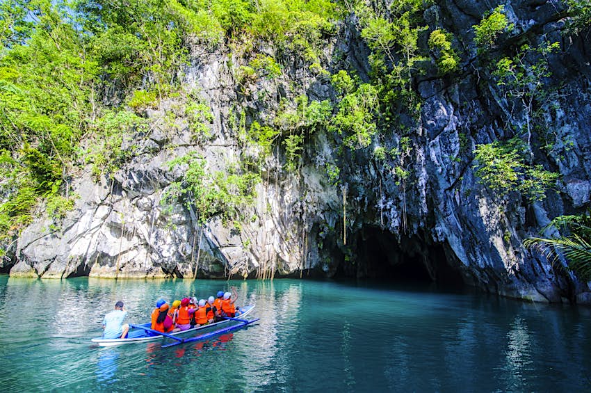Tourists in a rowing boat entering Puerto Princesa Underground River, the new wonder of the world, Puerto Princesa Underground River National Park, UNESCO World Heritage Site, Palawan, Philippines, Southeast Asia , Asia