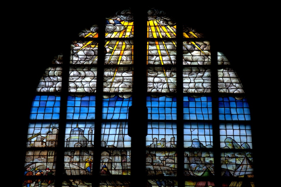 The famous stained glass windows of Sint Janskerk ( saint John Church )of Gouda abound in political symbolism, reproducing figures and events of the time, and use biblical events to refer to the conflict between Spanish Catholics and Dutch Protestants that led to the Dutch Uprising of 1572.