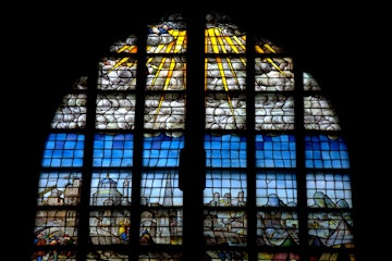 The famous stained glass windows of Sint Janskerk ( saint John Church )of Gouda abound in political symbolism, reproducing figures and events of the time, and use biblical events to refer to the conflict between Spanish Catholics and Dutch Protestants that led to the Dutch Uprising of 1572.