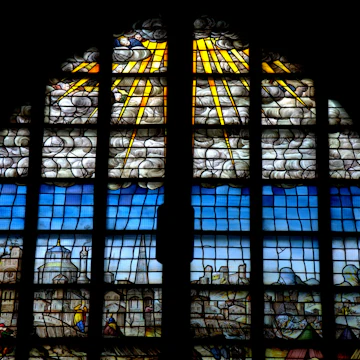 The famous stained glass windows of Sint Janskerk ( saint John Church )of Gouda abound in political symbolism, reproducing figures and events of the time, and use biblical events to refer to the conflict between Spanish Catholics and Dutch Protestants that led to the Dutch Uprising of 1572.