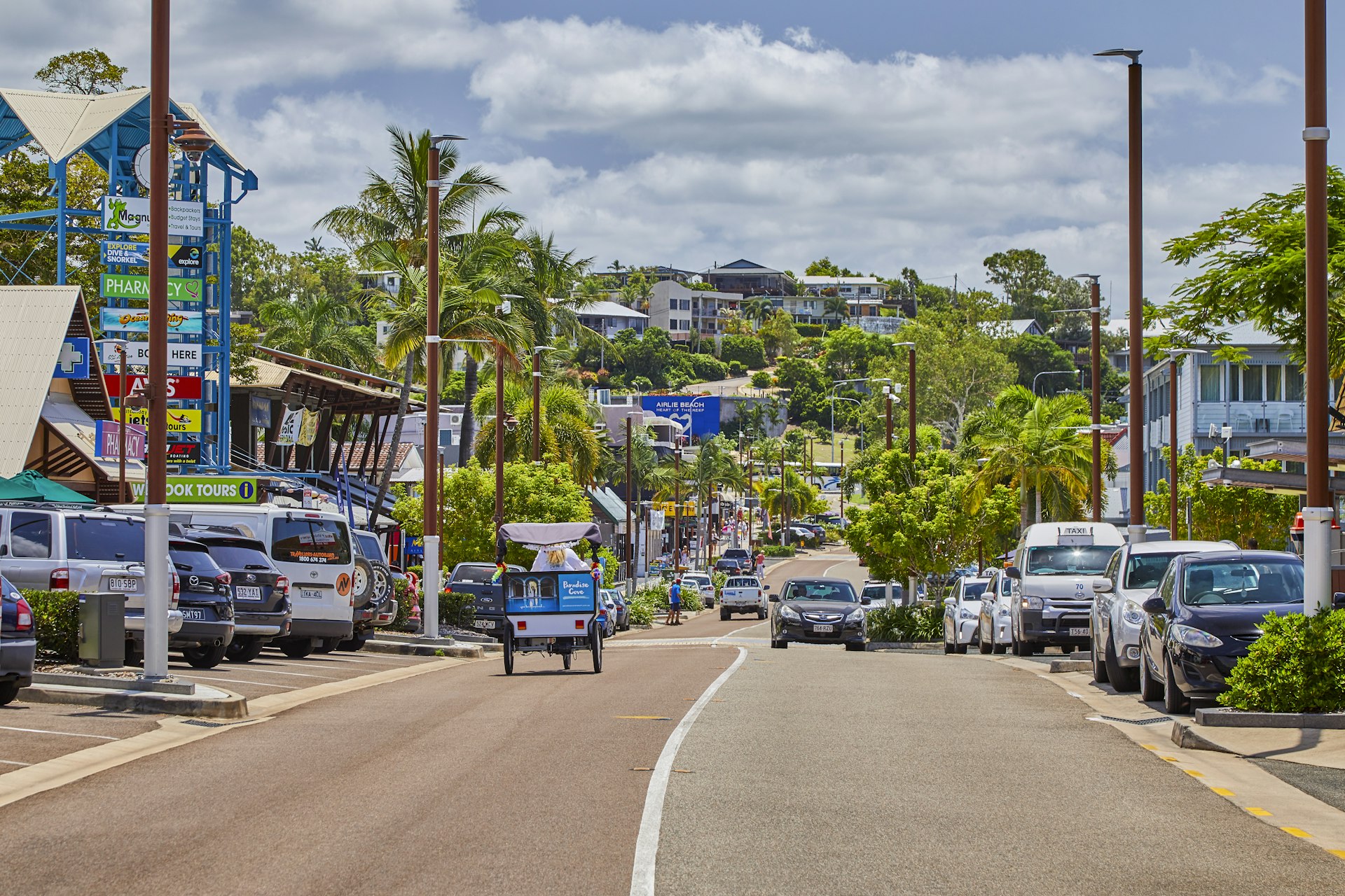 Main street ob Airlie Beach in Queensland, Australia