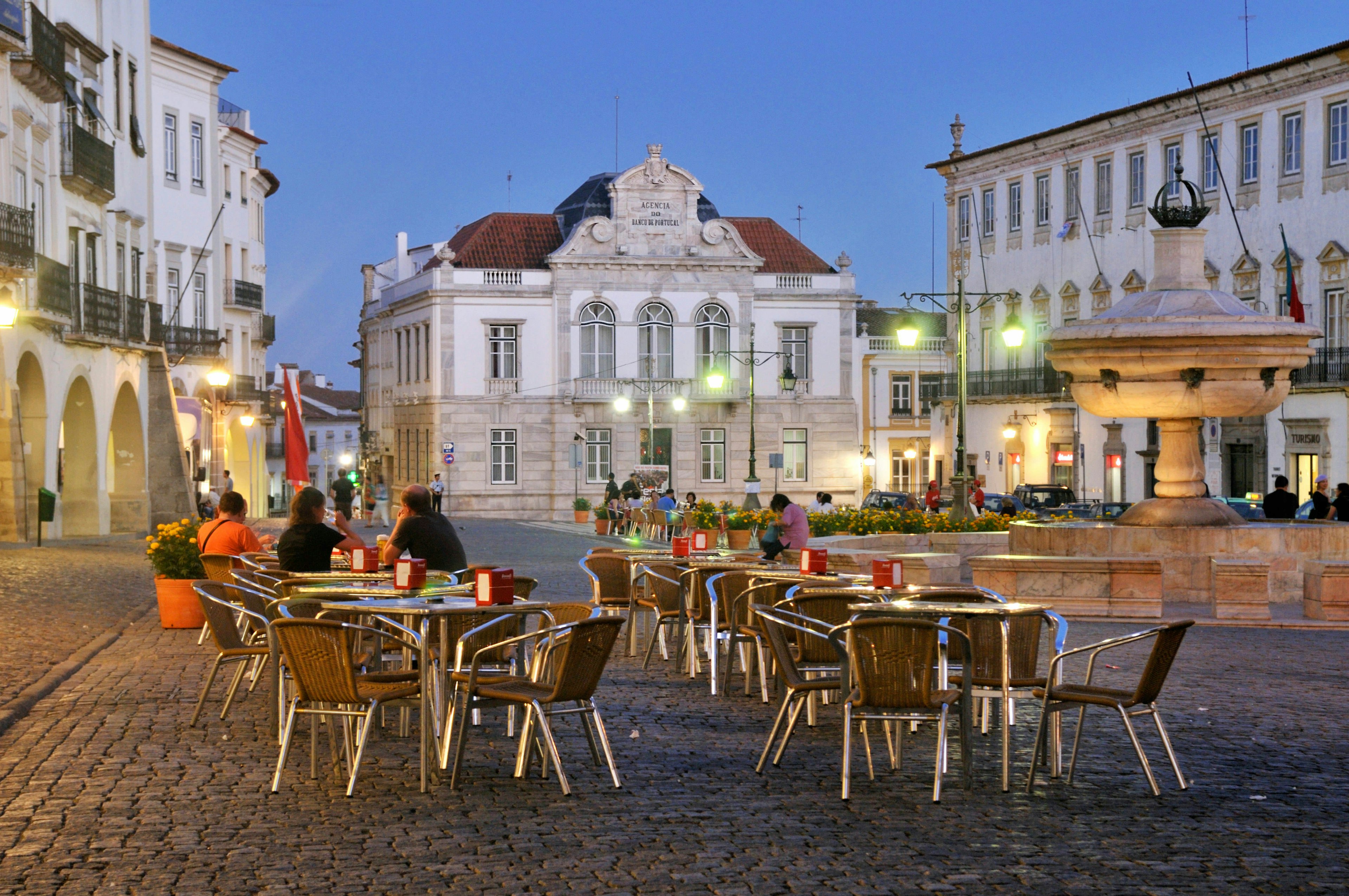 Outdoor cafe on the Praca do Giraldo square at night, Evora, UNESCO World Heritage Site, Alentejo, Portugal, Europe