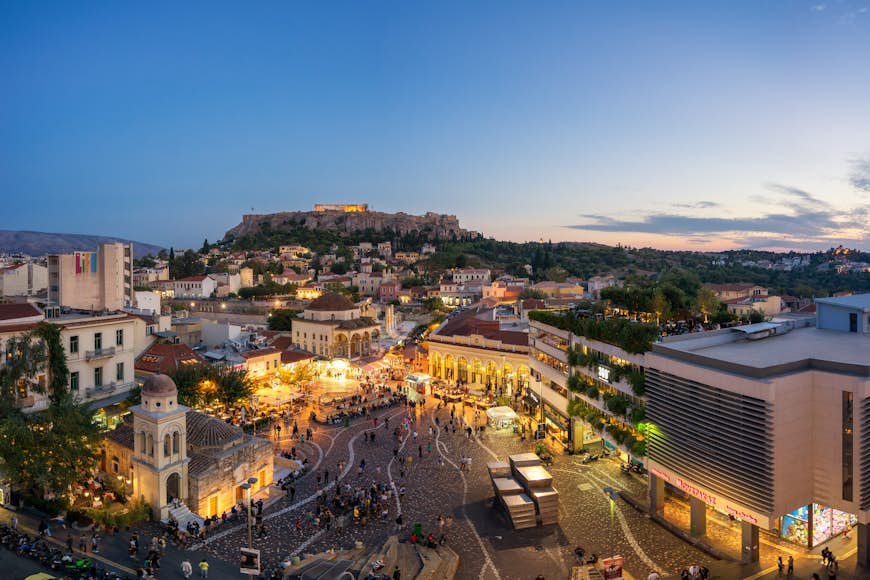 Flygfoto människor som går runt Monastiraki Square och Akropolis i Aten, Grekland 