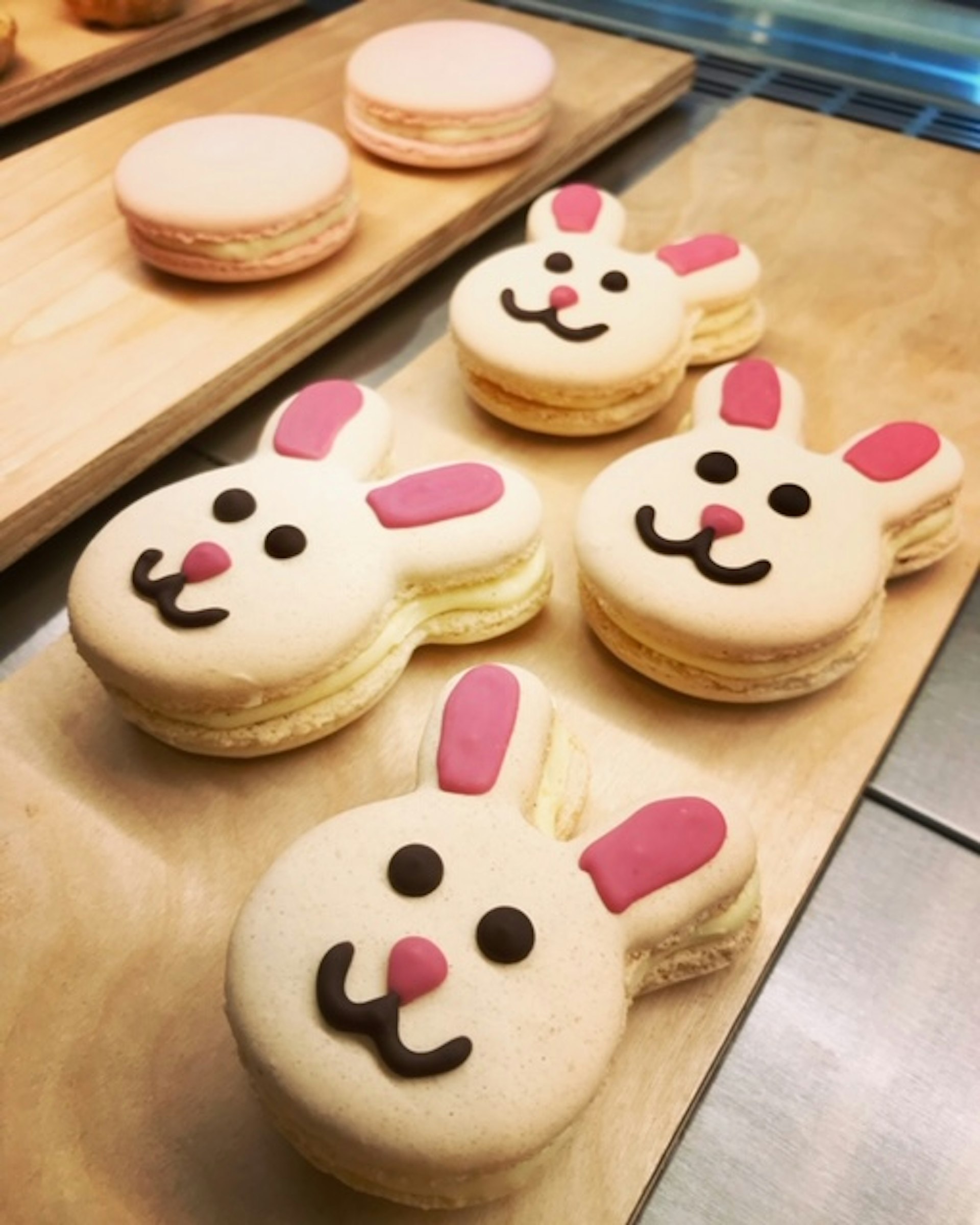 Macarons in the shape of Easter Bunnies 