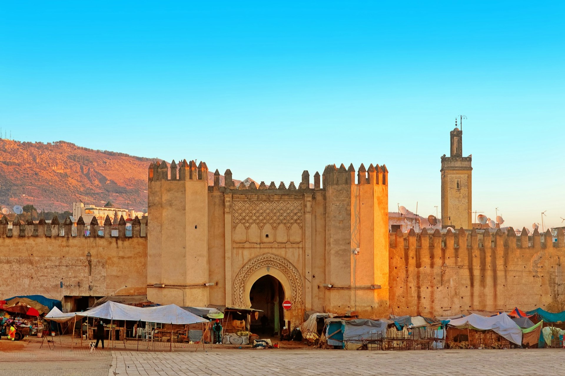 Porten till den antika medinan i Fez, Marocko