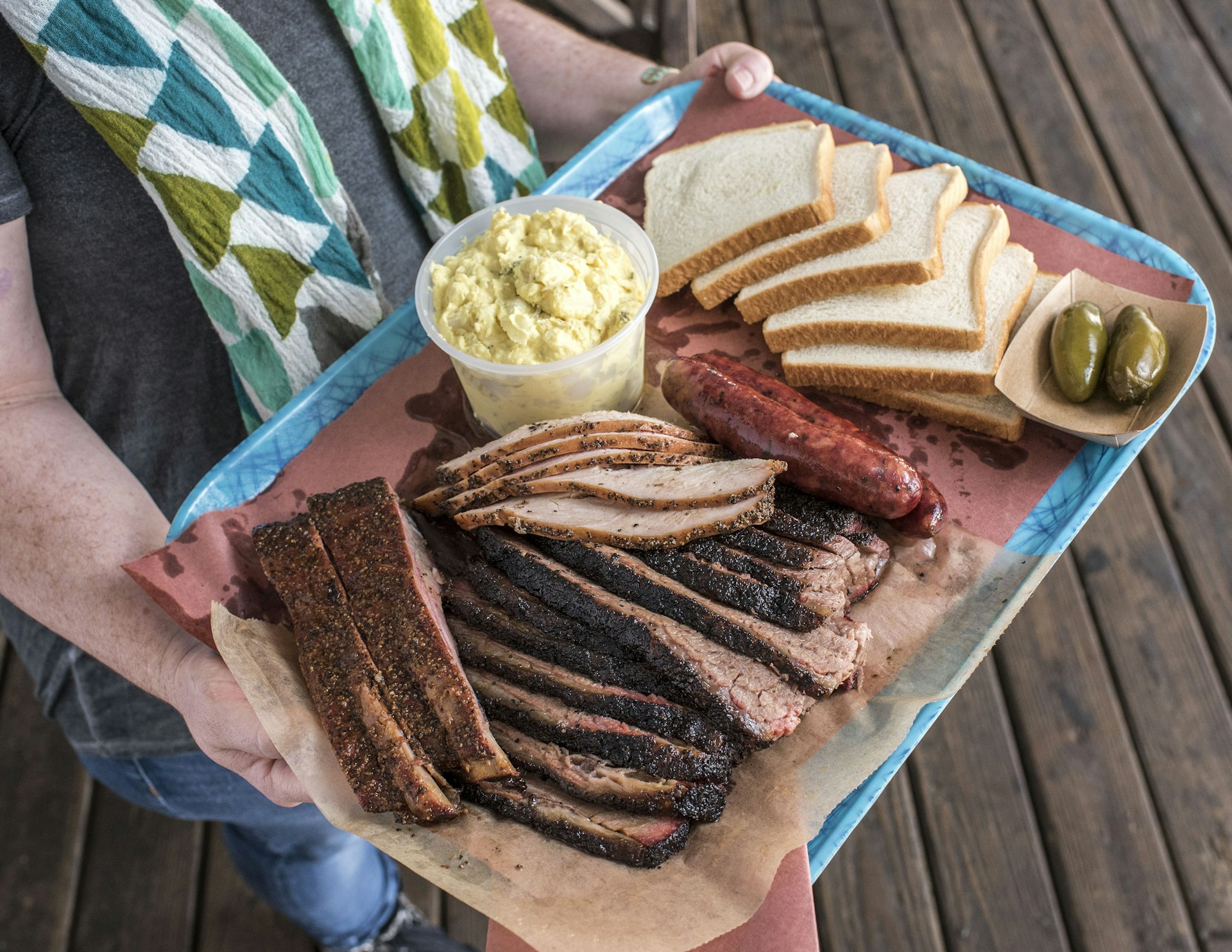 En bricka med revbensspjäll, rökt kalkon, korv och bringa från Franklin BBQ i Austin