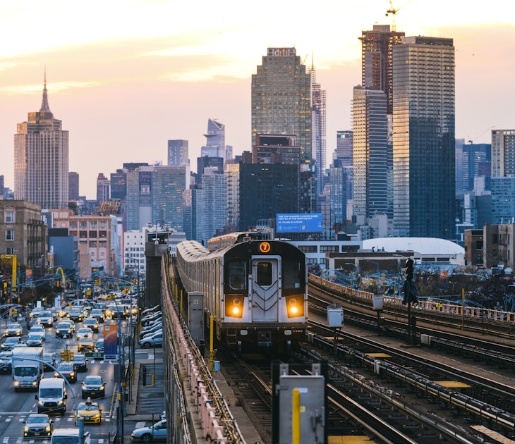 7 Line Subway train in Queens with Manhattan skyline, New York City
