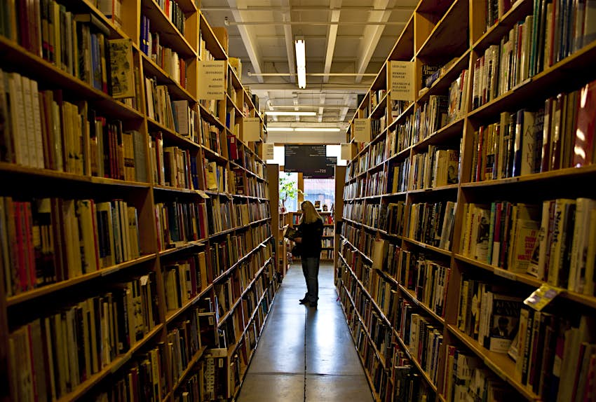Powell Library, Portland Reihen von Bücherregalen in der Powell Library in Portland, Oregon