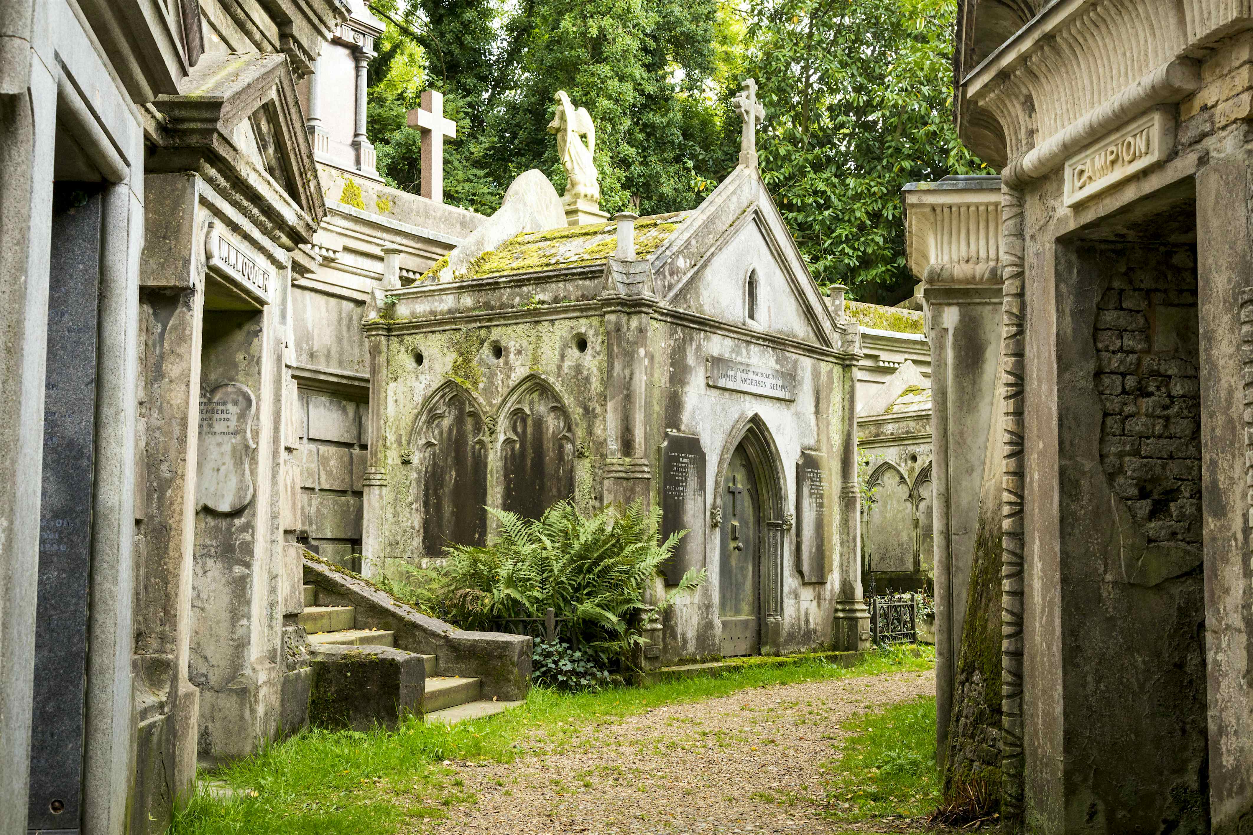 cemeteries to visit in london