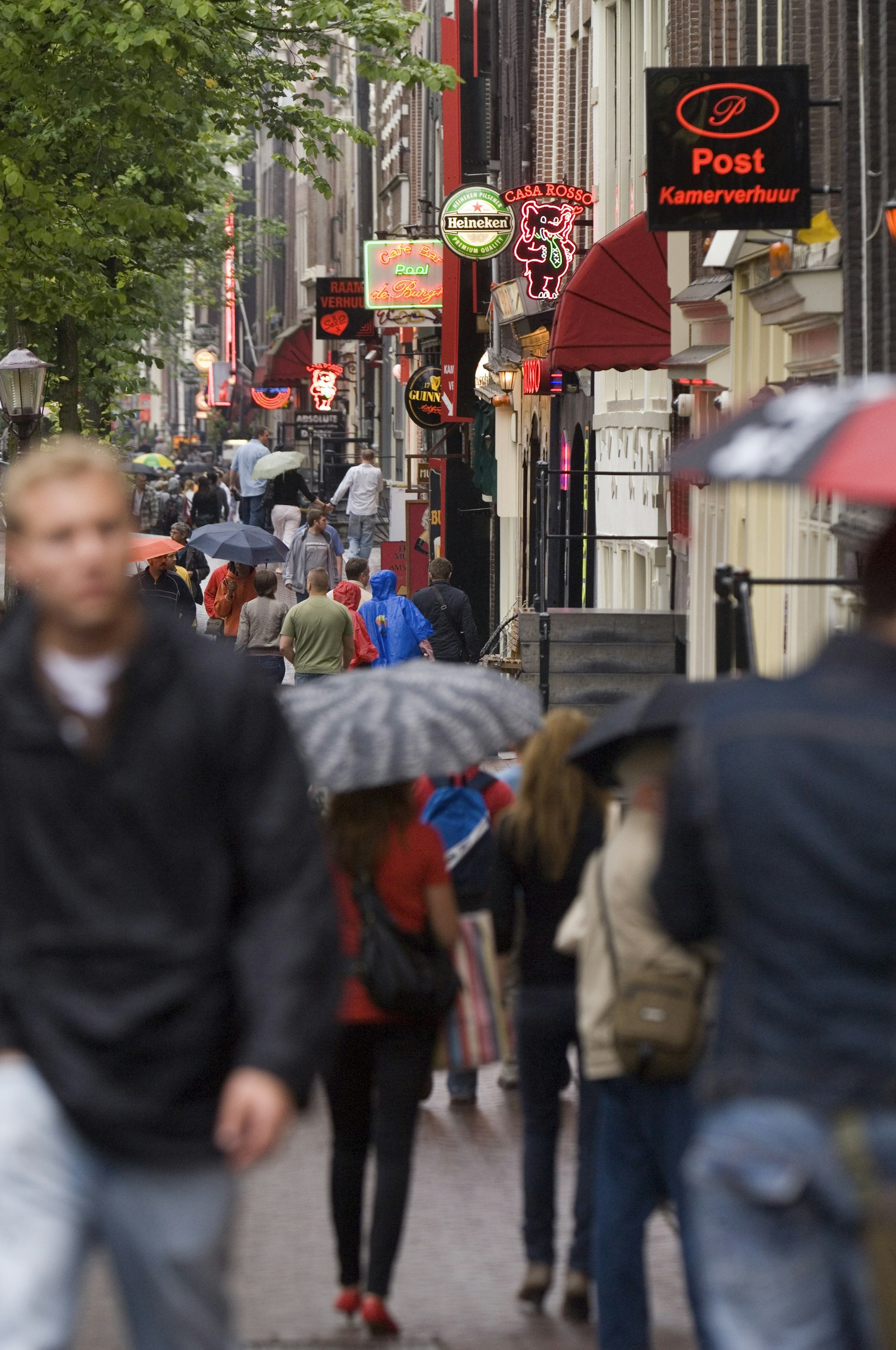 Visitors in Red Light District of central Amsterdam. © Will Salter / Lonely Planet