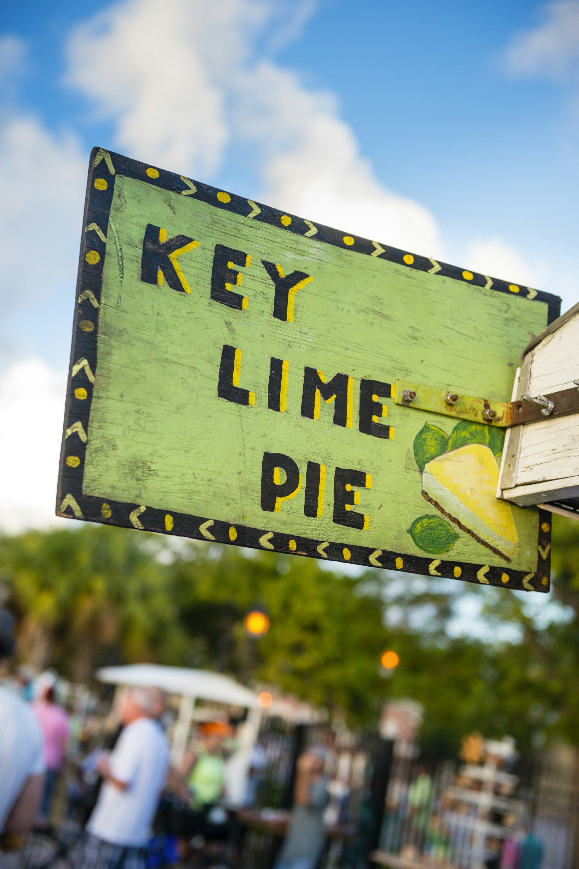 En ljusgrön skylt med svart skrift som annonserar en specialitet från Key West, Key Lime Pie