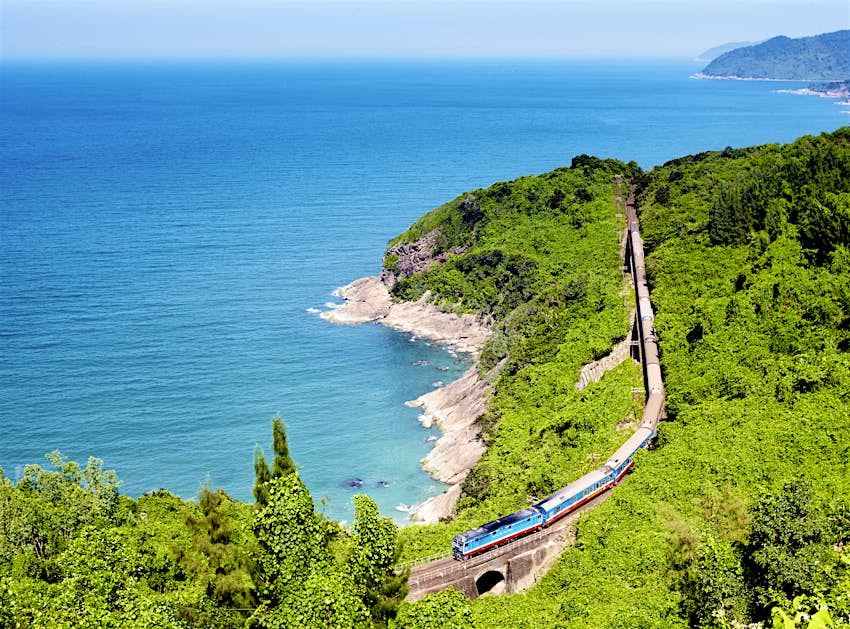 统一的快递由Hai Van Pass以北的南中国海统治，在Hue和Hoi An之间 - 这条跨国火车线需要将近40年的时间才能完成。