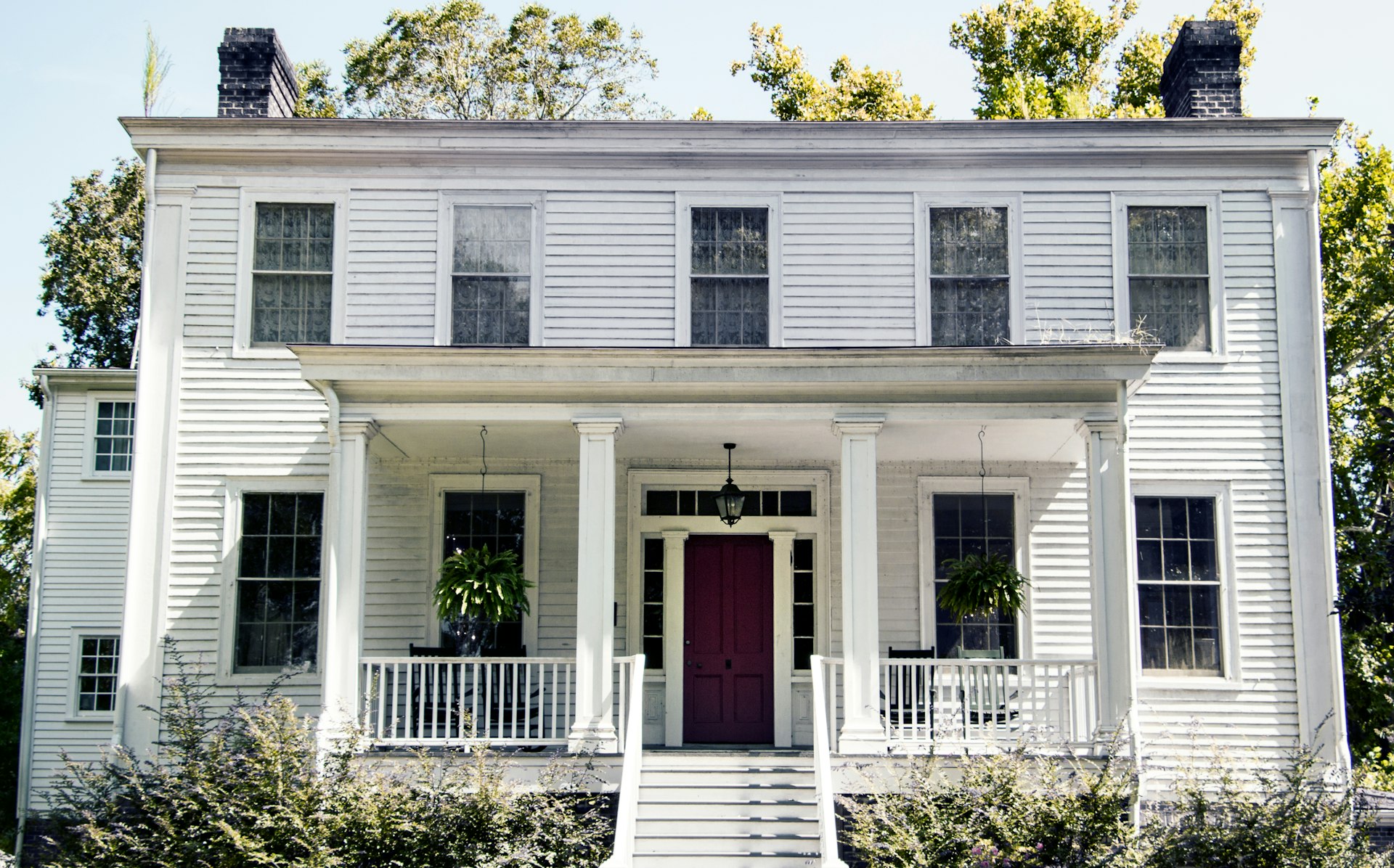 Exterior view of a white house at the Poplar Grove Plantation 