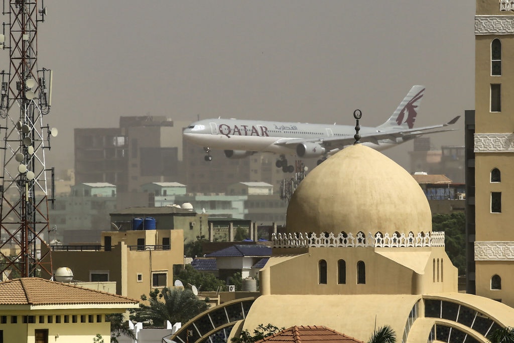 A Qatar Airways plane prepares to land at Khartoum International airport © ASHRAF SHAZLY/AFP via Getty Images)