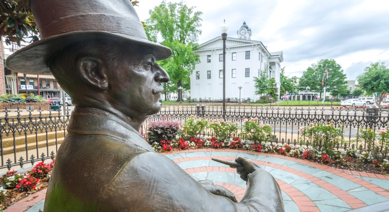 R8XH4K A bronze statue of William Faulkner looks out over Courthouse Square, May 31, 2015, in Oxford, Mississippi.