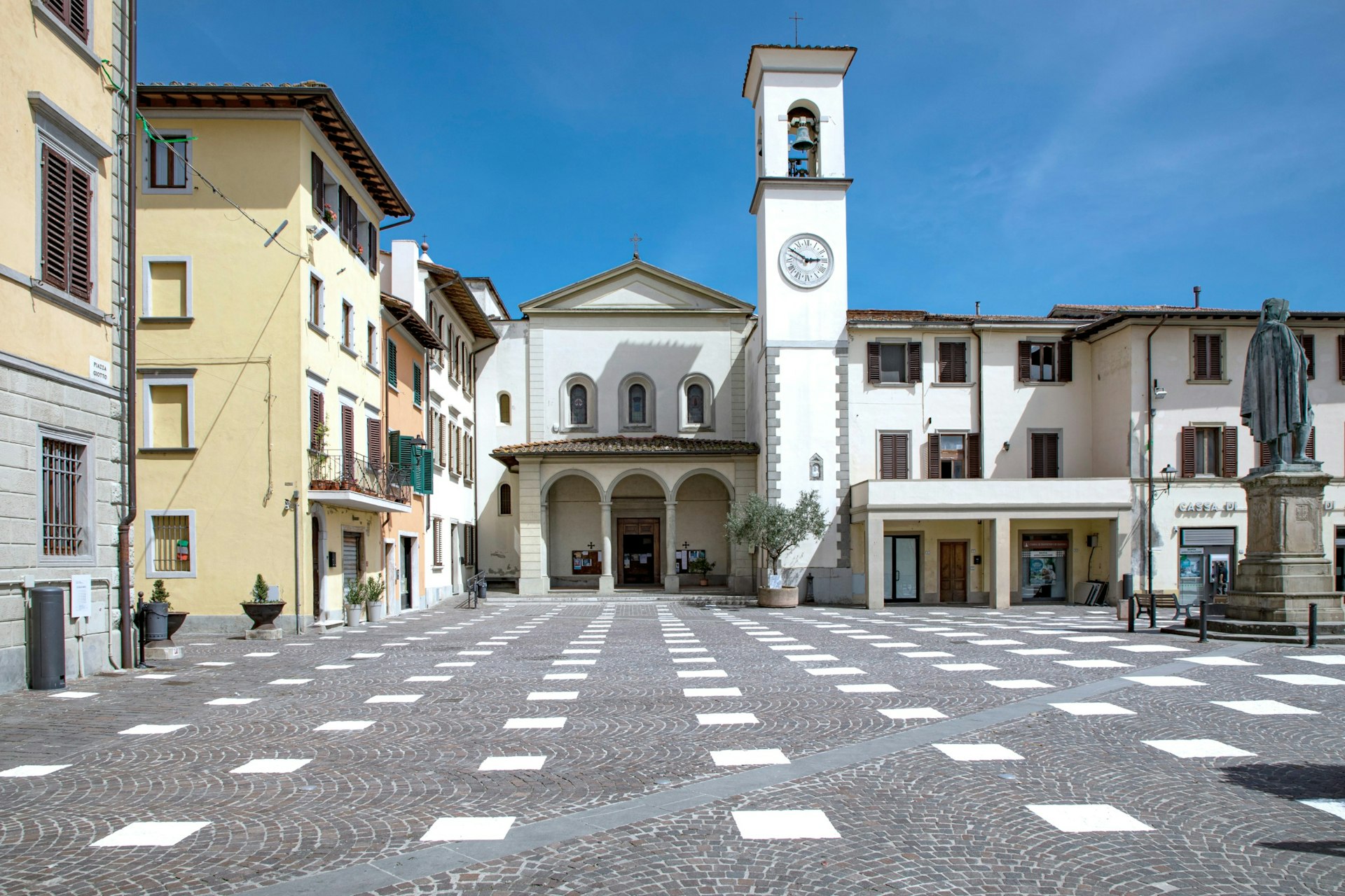 The StoDistante installation located on Piazza Giotto in the town of Vicchio in Italy