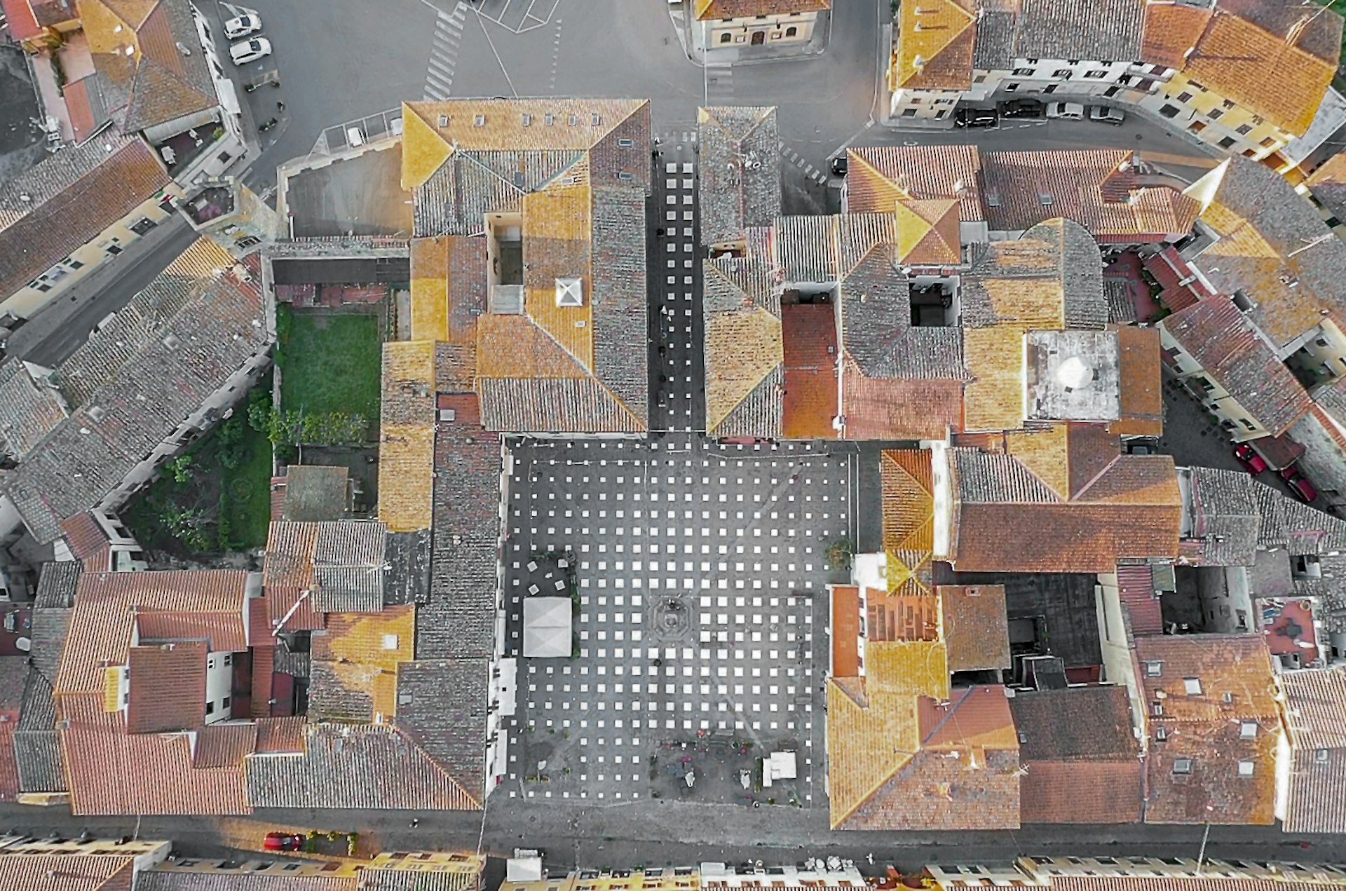 An aerial view of the StoDistante installation located on Piazza Giotto in the town of Vicchio in Italy