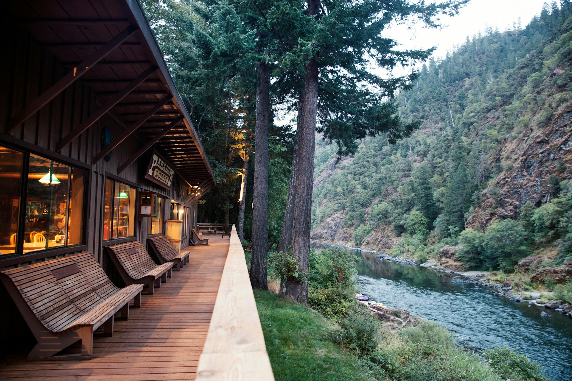 USA, Oregon, Wild and Scenic Rogue River in the Medford District, exterior and deck at the Paradise Lodge