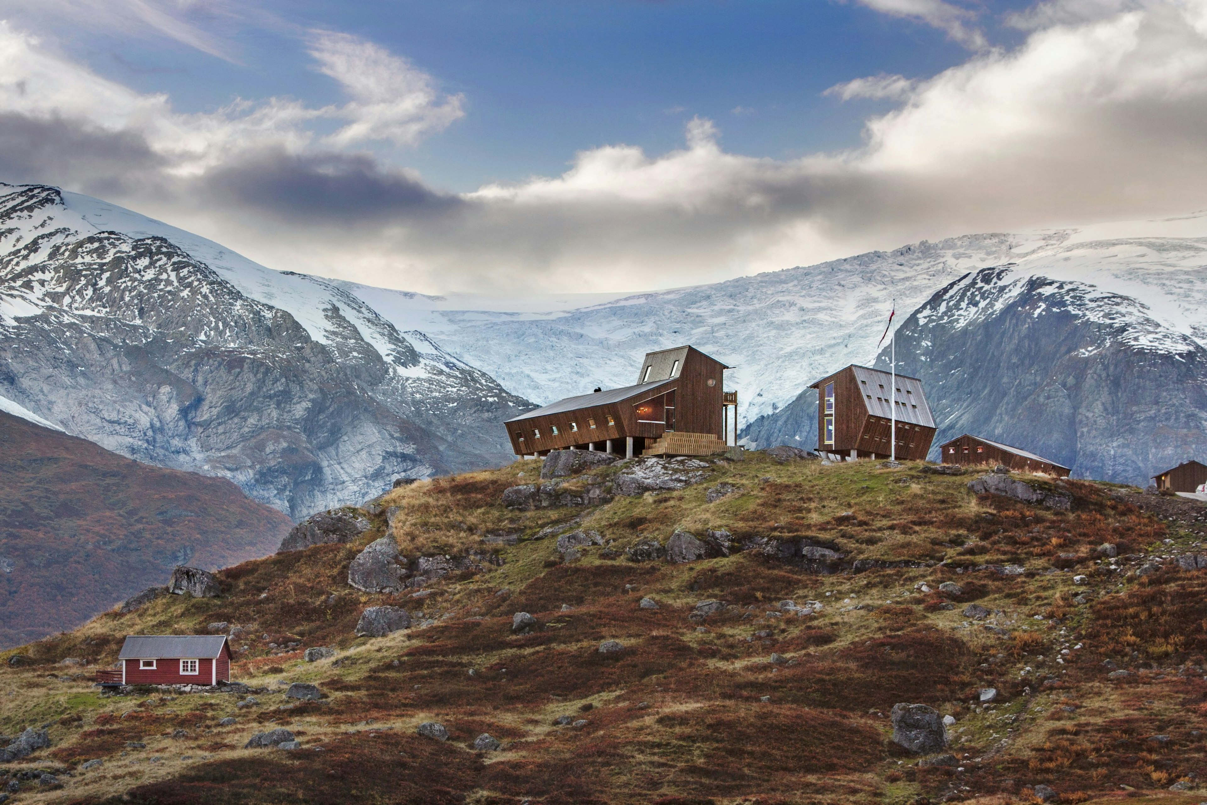 The Tungestølen hiking cabin surrounded by glaciers