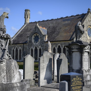 Willseden Jewish Cemetery side view of prayer hall with memorials .jpg