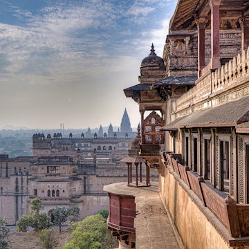 Jahangir Mahal is a palace that was exclusively built by Bir Singh Deo in 1605 to humor the Mughal emperor Jahangir who was a guest of the Maharaja for one night only. The palace is built in four levels with elegant architectural features of both Muslim and Rajput architecture. Its layout is a symmetrical square built in the inner courtyard of the fort and has eight large domes. It has a plethora of rooms with arcaded openings, projecting platforms and windows with lattice design work. The roof above top floor of this Mahal is accessed through a steep stairway. It provides picture perfect views of the temples and the Betwa River outside the fort complex.