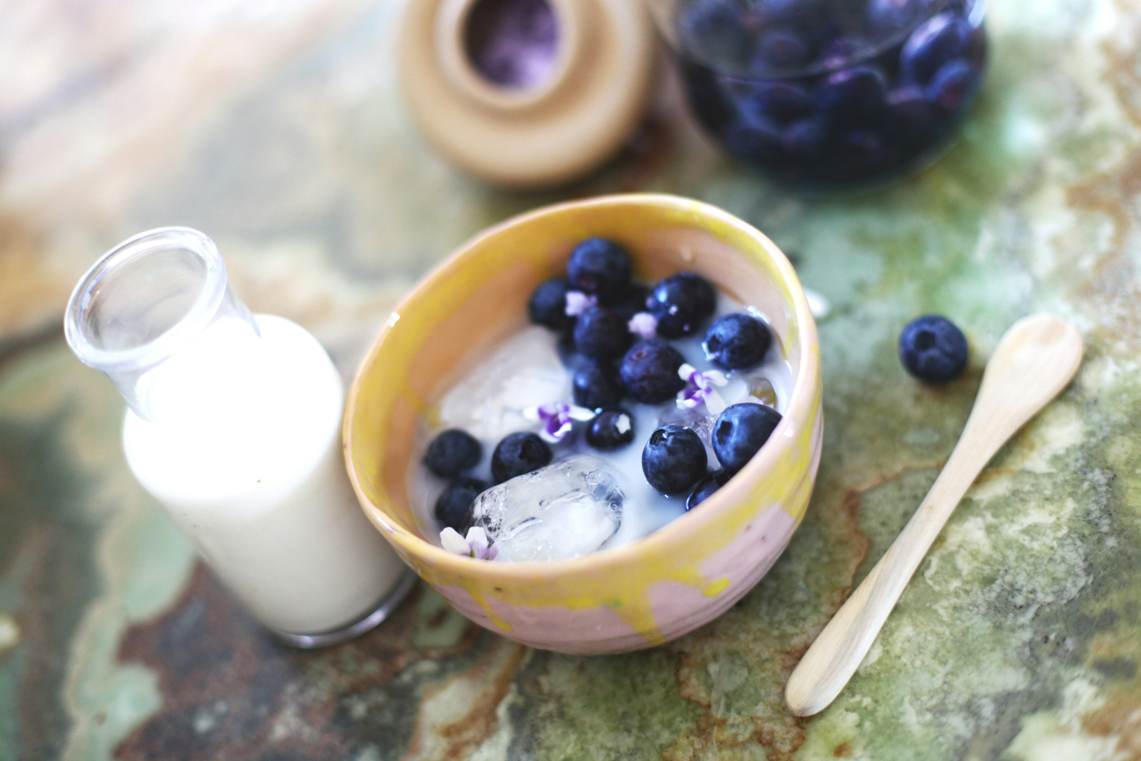 The diner will receive the meal by basket and all proceeds go to charity © Bord for En / Visit Sweden