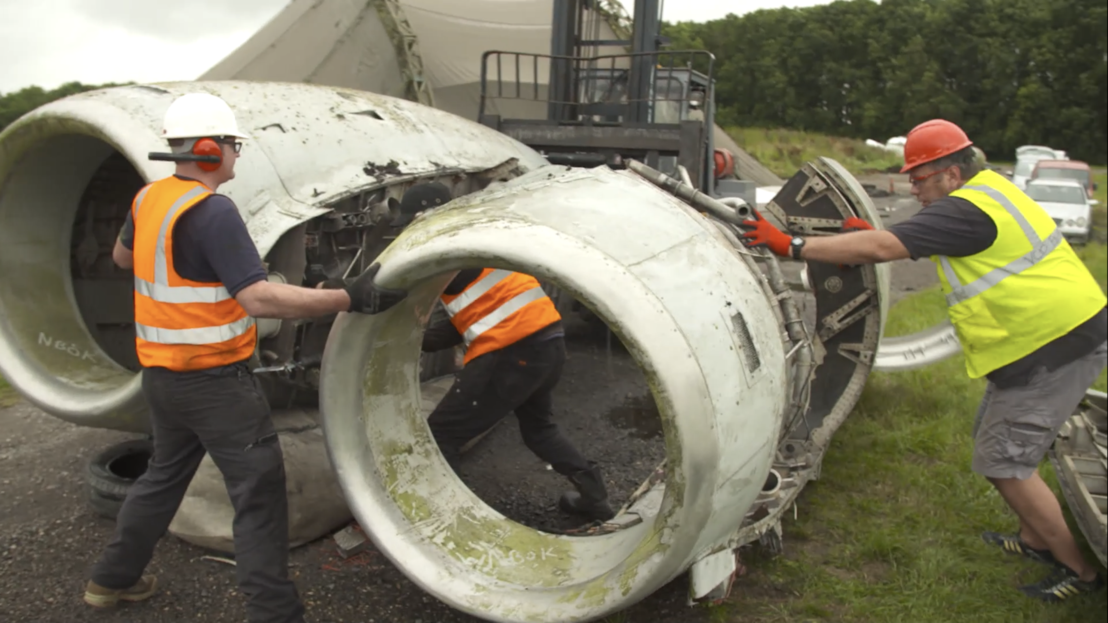 A picture of the nacelles being loaded up ready to be carried to Steve's home