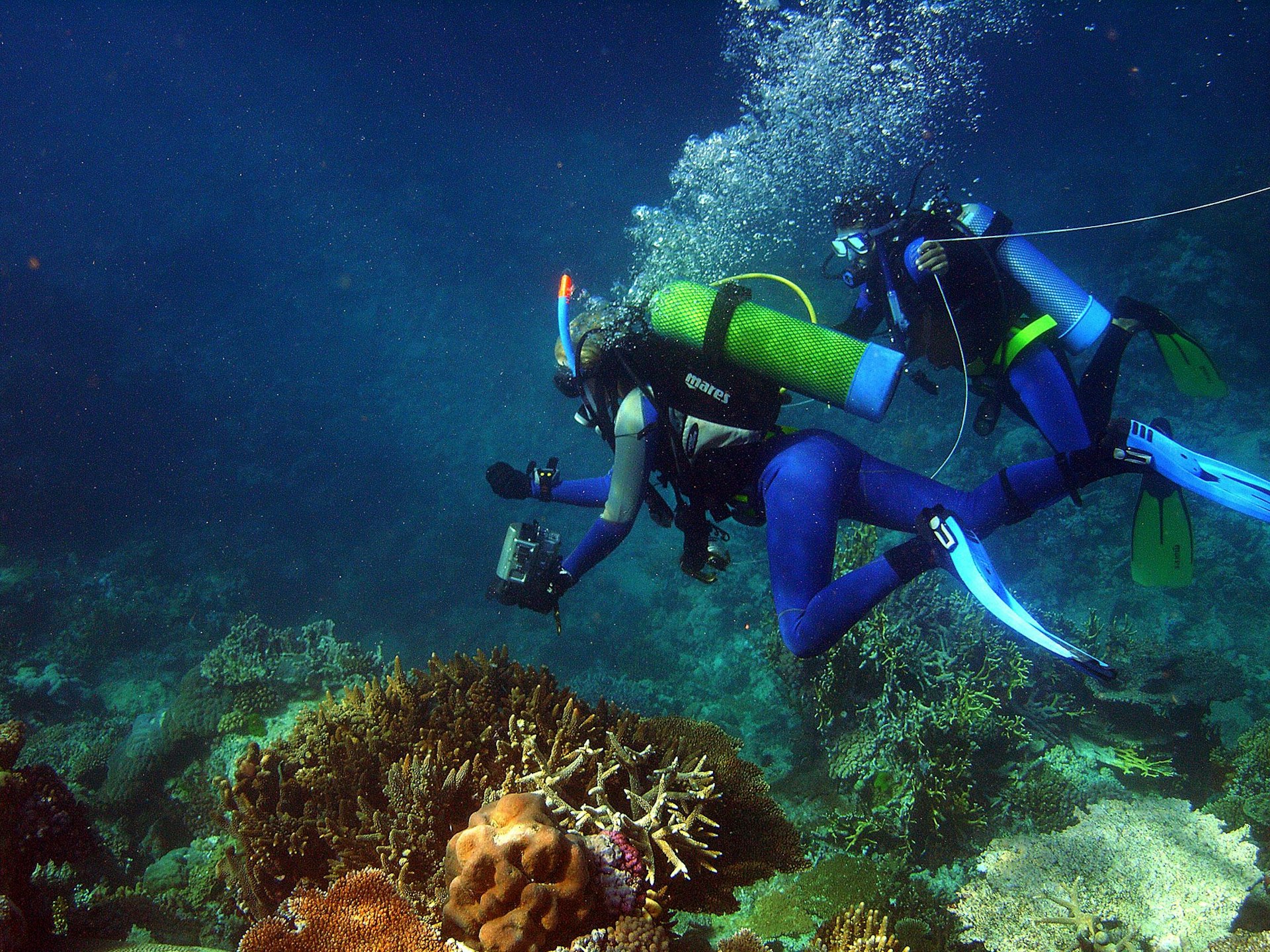 (AUSTRALIA OUT) Katrina Goudkamp videos coral with the help of Aboriginal trainee Lwayne Boslem as The Great Barrier Reef Marine Park Authority conducts a survey of the bleaching on the Reef from Gladstone to Cooktown, 6 April 2006.